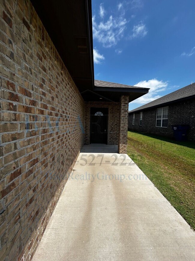Building Photo - 3br 2ba duplex with 2 car garage!
