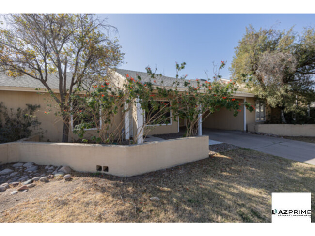 Building Photo - Step into this Stylish 2/1 Phoenix Townhouse