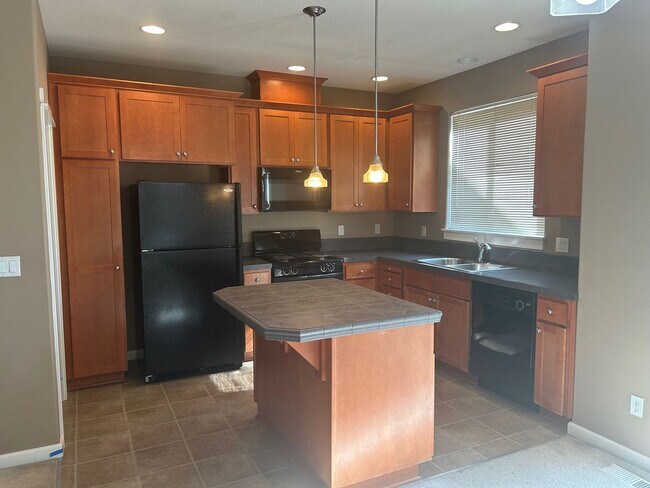 Building Photo - Updated Townhome in Beaverton, Walking Dis...