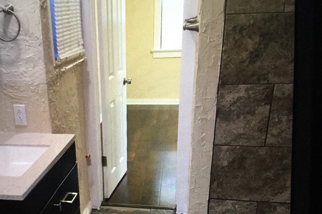 Baño - 5023 Bakman Ave