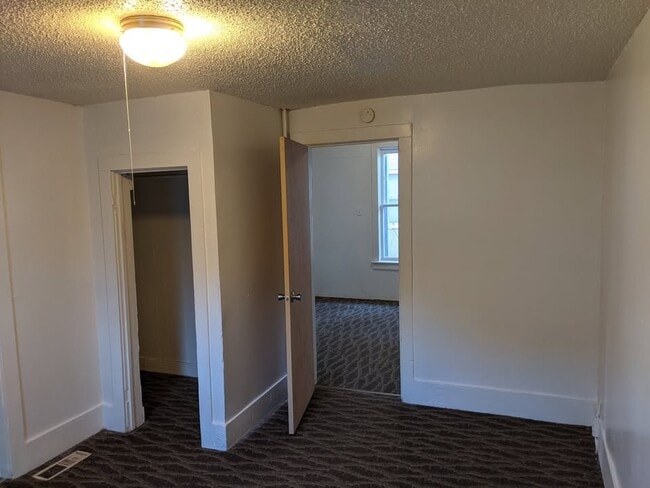 Building Photo - 1119 Oak St