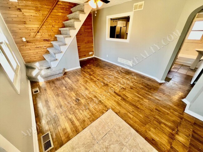 Building Photo - ADORABLE and CLEAN home in KCK-Available N...
