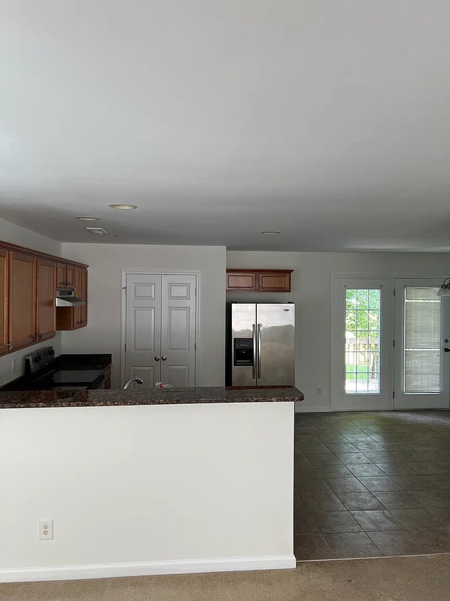 Building Photo - Room in Townhome on Dunlevy Way