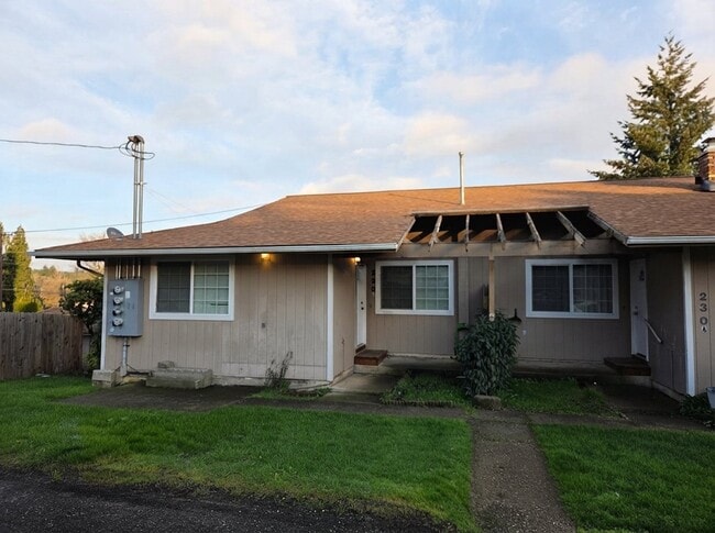 Building Photo - 230 SW Maple St