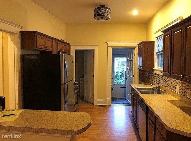 Building Photo - 3 br, 2 bath House - 2125 Crittenden Drive