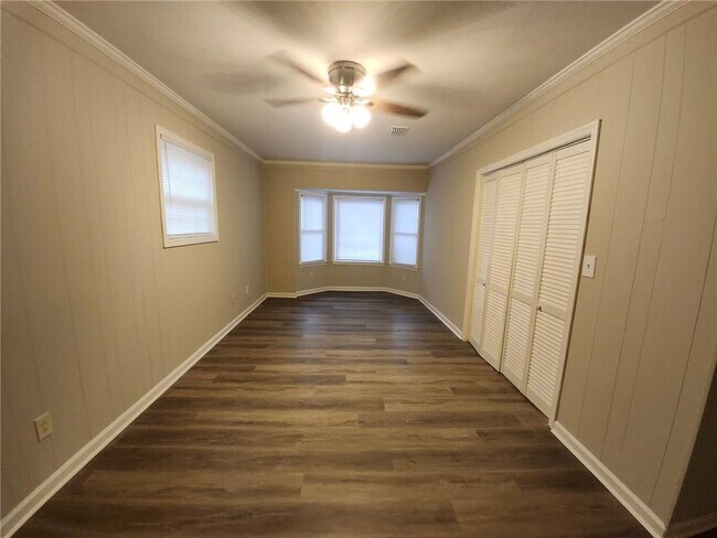 Building Photo - 2830 Knollview Dr
