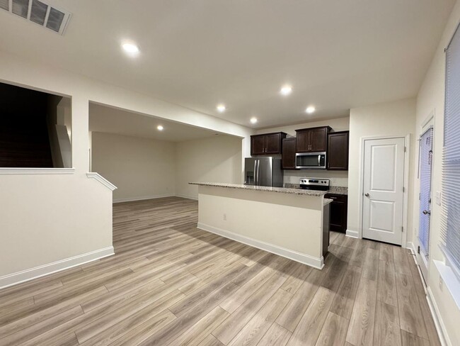 Foto del edificio - Come see this lovely townhome in a desirab...