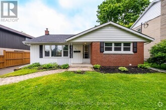 Building Photo - 866 Regent Dr