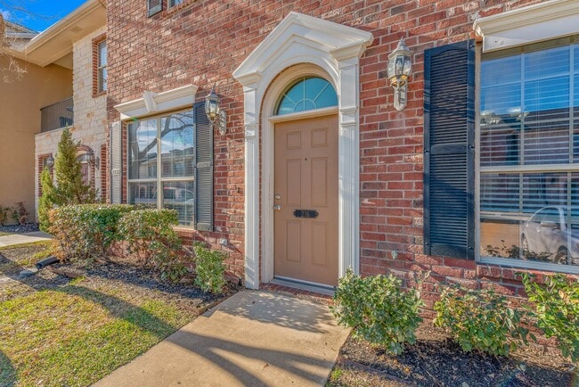 Building Photo - Fall 2025 Move In! Spacious 4 Bed, 4 Bath ...