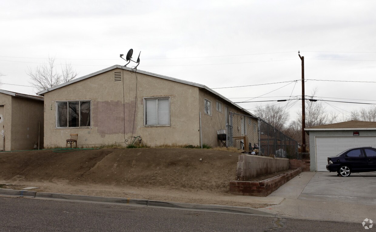 Building Photo - 304-306 Mary Anne Ave