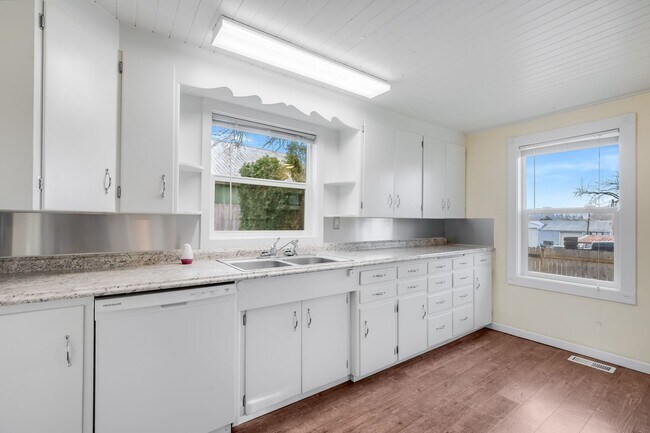 Building Photo - Beautiful 2 Bed, 1 Bath Rental Home in Happy Valley Neighborhood!