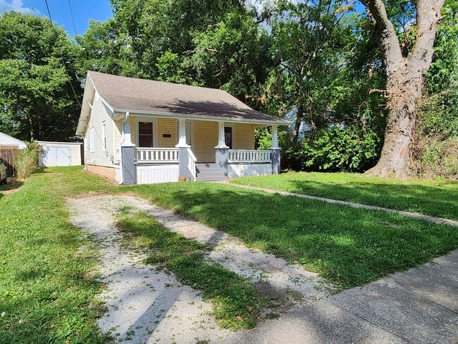 Building Photo - Spacious 3-Bedroom, 1-Bathroom Home AVAILA...