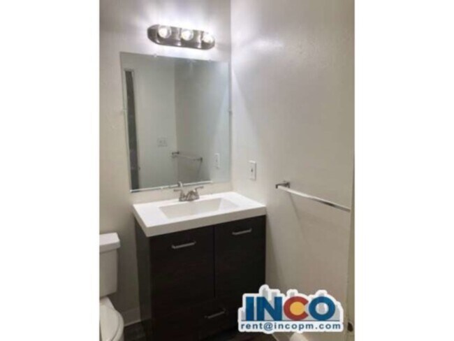 Building Photo - Comfortable 2bd 1 bath Condo near Sloan's ...