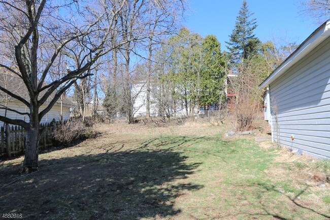Building Photo - 10 Sunnyside Pl