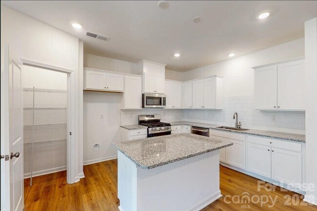 Foto del edificio - 2752 Yeager Dr NW