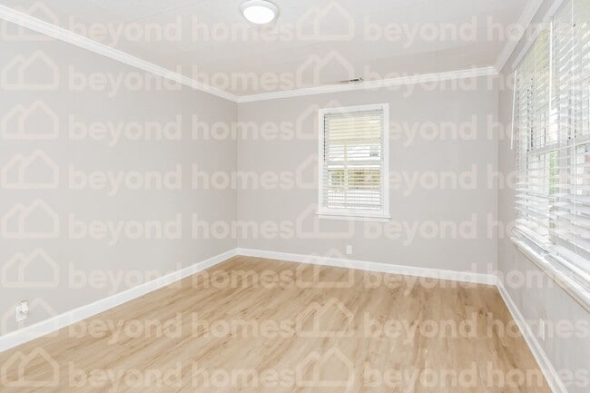 Building Photo - Cozy 3 bedroom / 1 full bath with 1,008 sq...