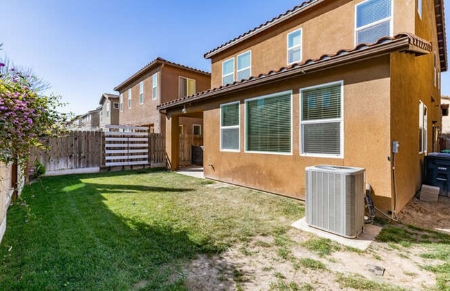 Building Photo - Charming Riverstone Home with Spacious Kitchen Island & Private Backyard & Solar