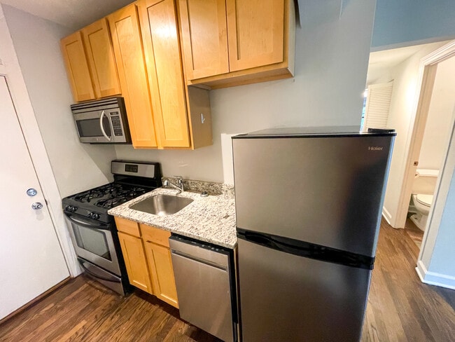 Building Photo - 6736 N Glenwood Ave