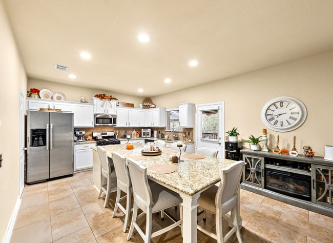 Building Photo - 503 Fort Pena