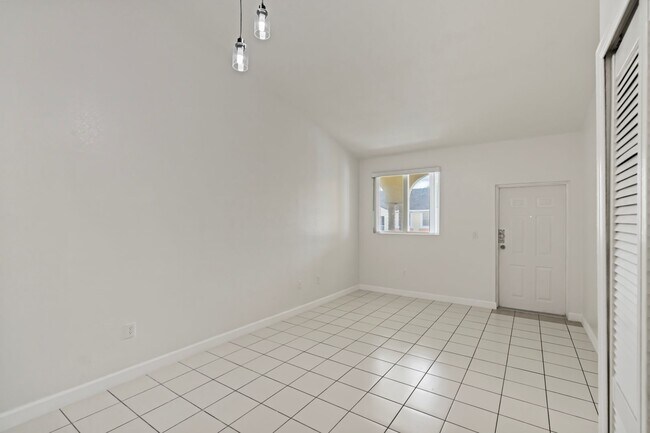 Foto del edificio - 2-bath condo on the 2nd floor with a newly...