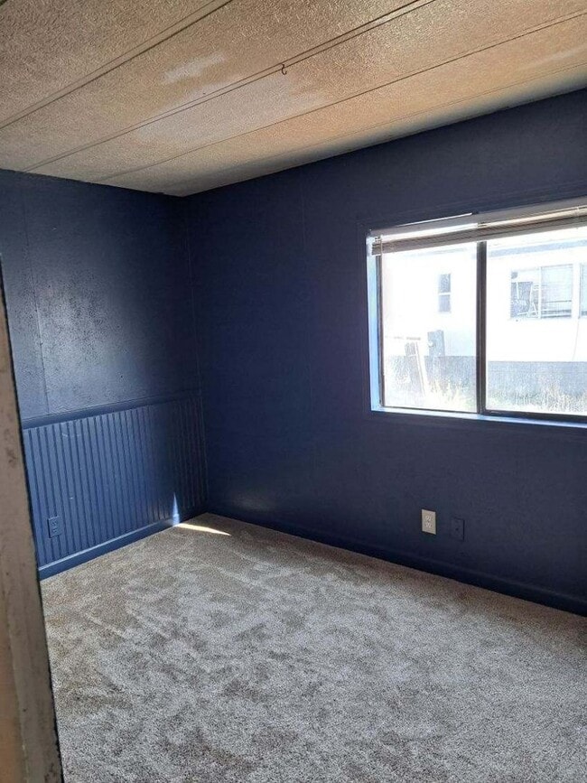 Building Photo - 3 bedroom,  2 bath on a quarter acre for rent