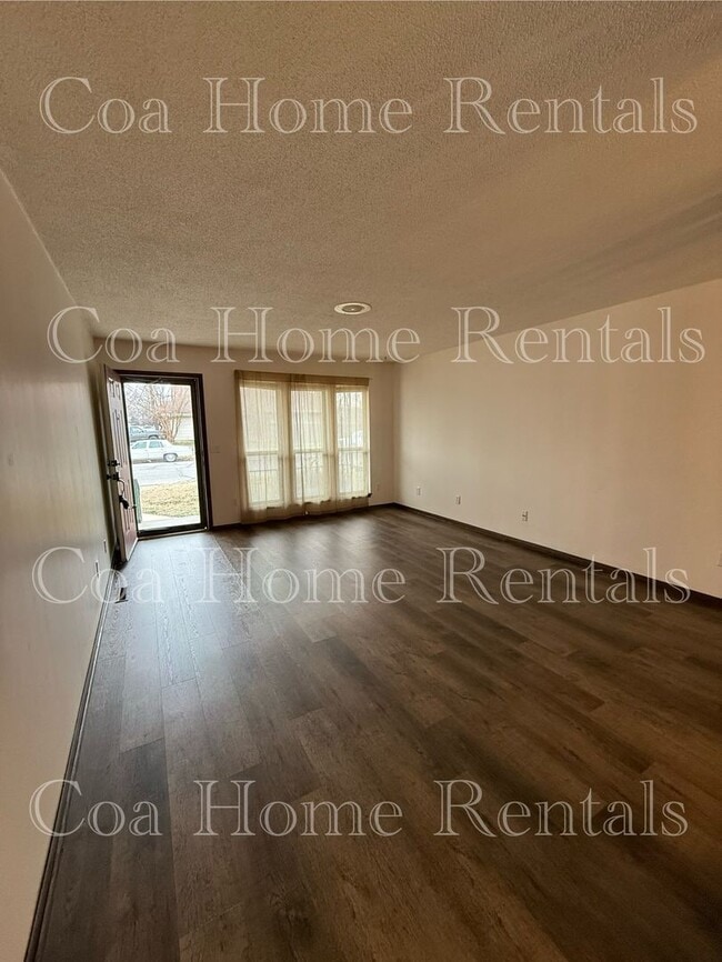 Building Photo - South East side Duplex