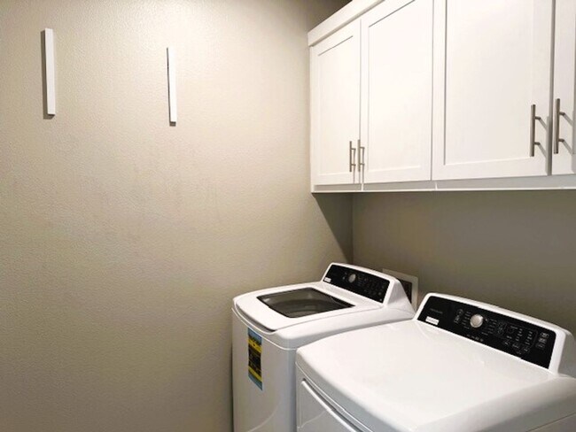 Building Photo - Modern Tri-Level Townhome in Prime Hayward...