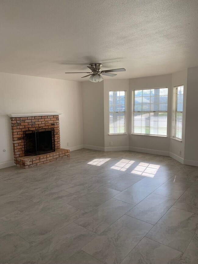 Building Photo - 4 Bedroom 2.5 Bath