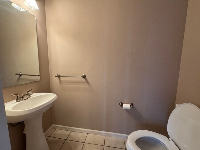 Foto del edificio - Spacious 2 bedroom 1.5 bath townhouse for rent!