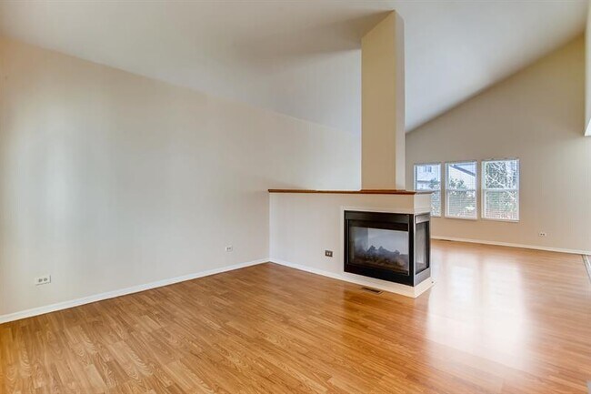 Building Photo - 5906 Lake Pointe Dr