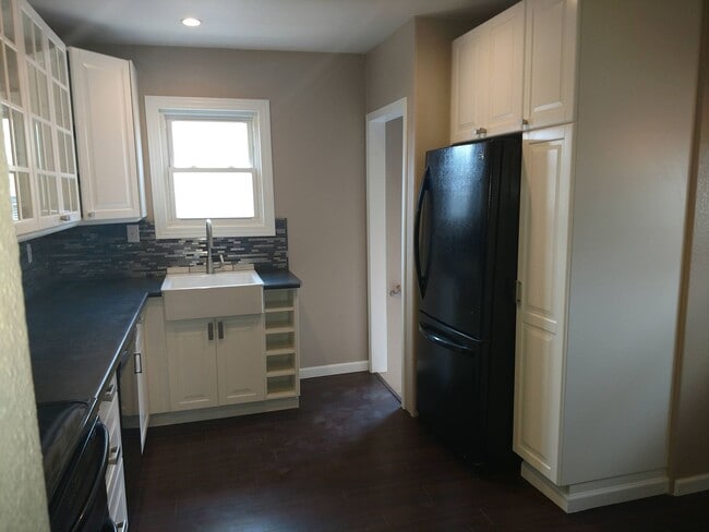 Foto del edificio - ALL PROSPECTIVE TENANTS MUST SUBMIT A $58 ...