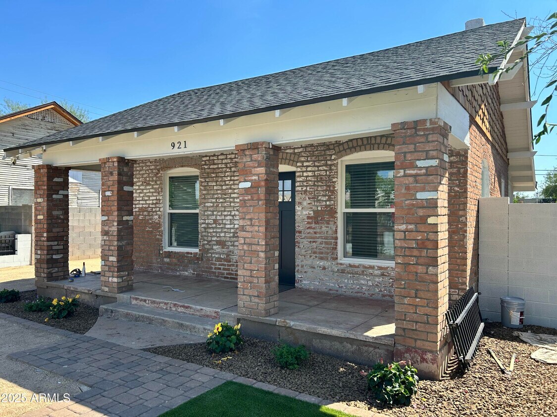 Foto principal - 921 E Roosevelt St