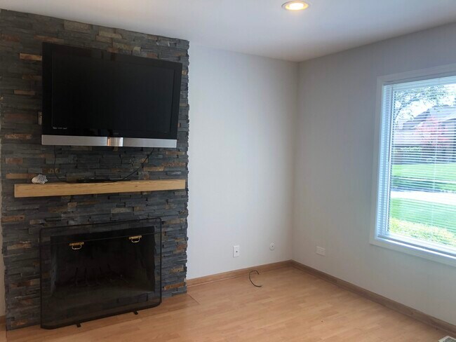 Building Photo - 1058 Fremont Ct W
