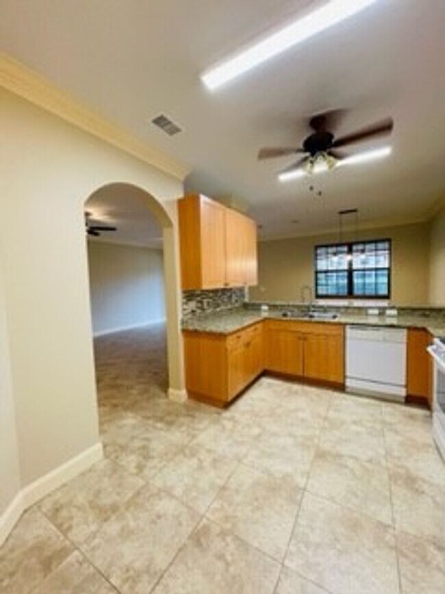Building Photo - Townhome in the gated community of Bristol...