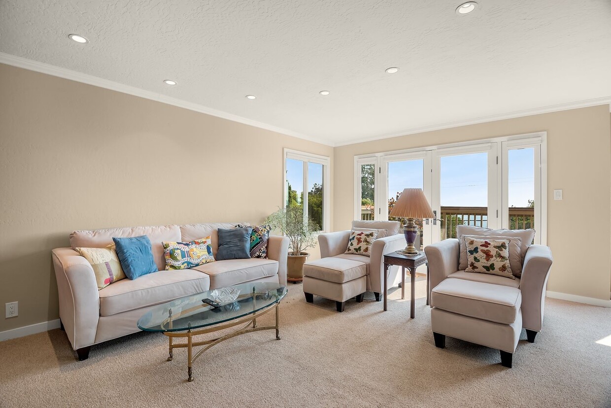 Primary Photo - Beautiful single family home partly furnis...