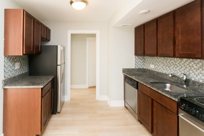 Building Photo - 429 W Wellington Ave