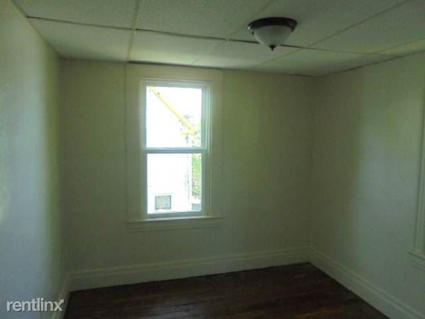 Building Photo - 3 br, 1 bath House - 302 1/2 Reynolds St