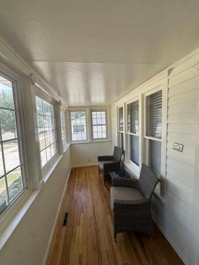 Foto del edificio - "Charming 2-Bedroom Retreat in the Heart of Windsor – 945 Sq. Ft. of Cozy Living!"