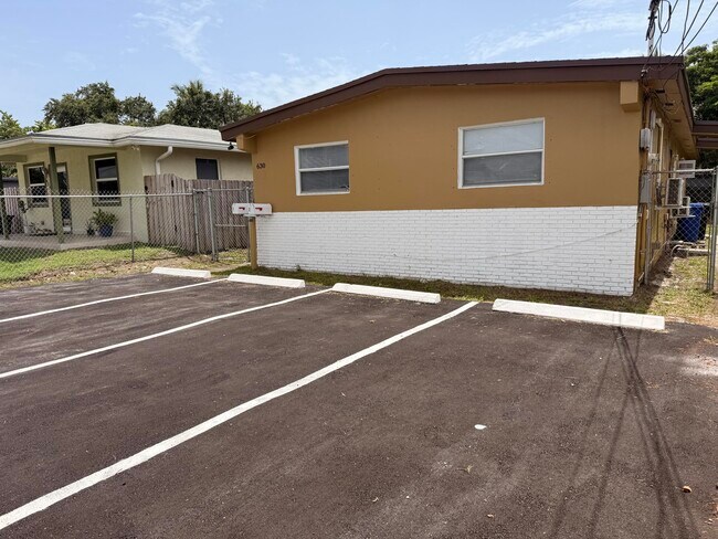 Foto del edificio - 630 NW 15th Terrace