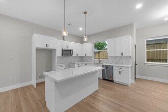 Building Photo - 2347 Knoblock St