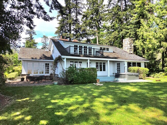 Building Photo - Beautiful Vintage Charming High Bank Waterfront Bainbridge Island Home