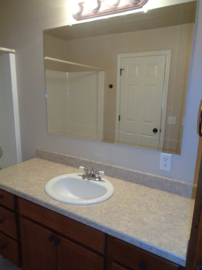 Foto del edificio - 5 Bed/ 3 Bath/ 2 Car Garage Open Floor Plan Home in Billings Heights