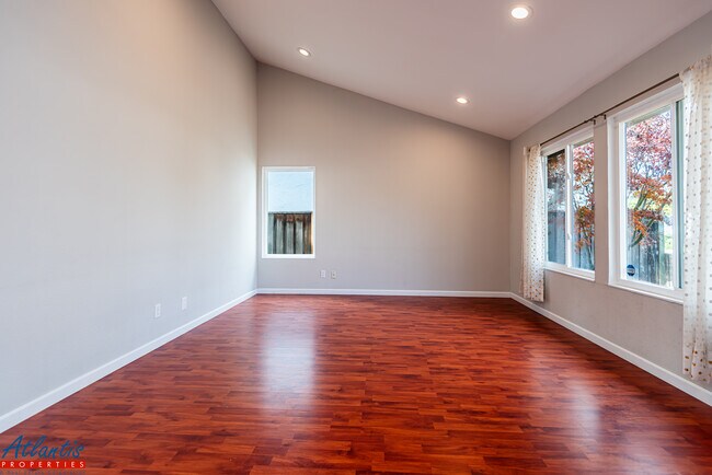 Building Photo - 486 Fontanelle Ct