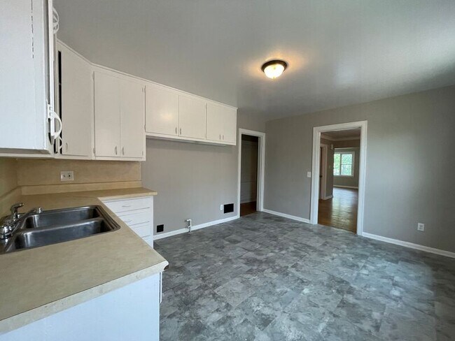 Building Photo - 837 Colburn St