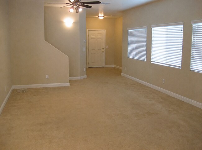 Foto del edificio - 4 bedroom +Den!