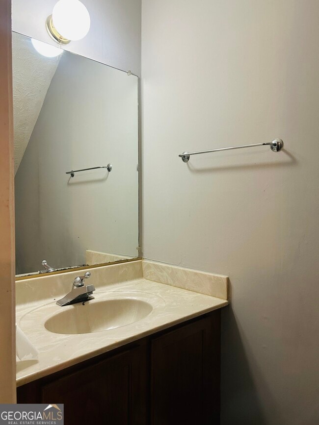 Building Photo - 207 Hillcrest Dr