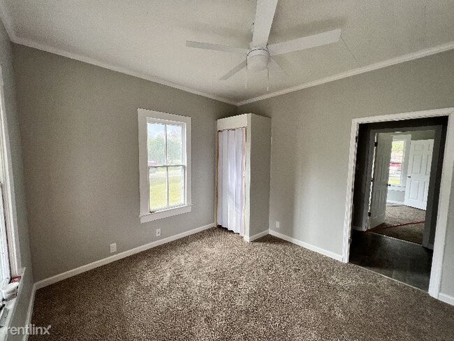 Building Photo - 3 br, 1 bath House - 502 E Oak St