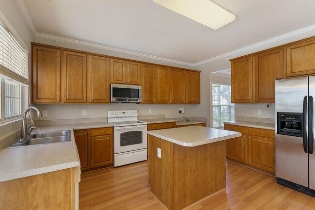 Foto del edificio - APPLICATION RECEIVED!!! Stunning 4-Bedroom...