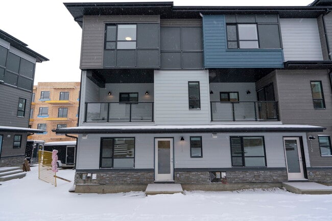 Building Photo - 42 Cranbrook Common SE