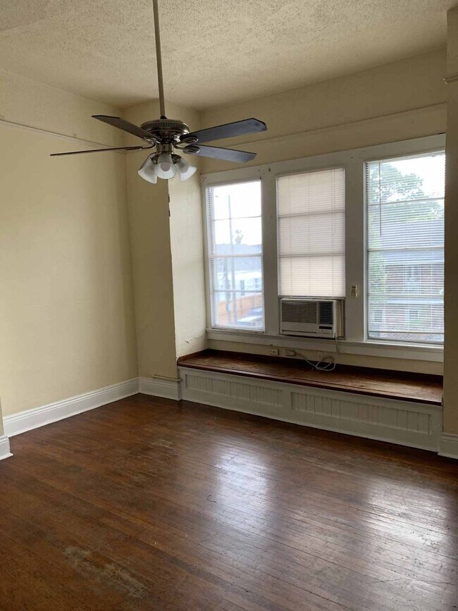 Foto del edificio - 2405-24055 Napoleon Ave